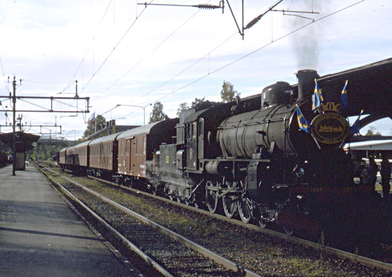 Långsele 1994-09-17. Firandet av Härnösand - Sollefteå Järnväg 100 år ska till att börja. B 1287 svarar för dragkraften.