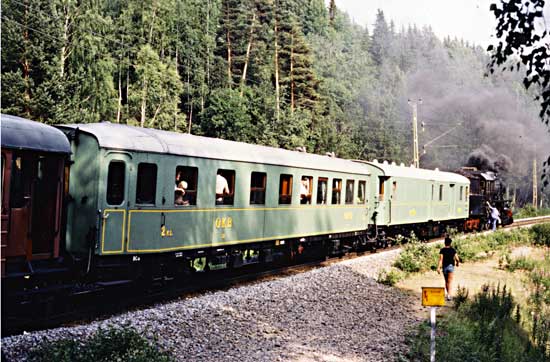 Döda Fallet 1983-07-09. Tjänstetåget från Kälarne till Långsele med H 24 i spetsen har gjort ett tekniskt uppehåll. Mitt i bilden OKB BCo 58.