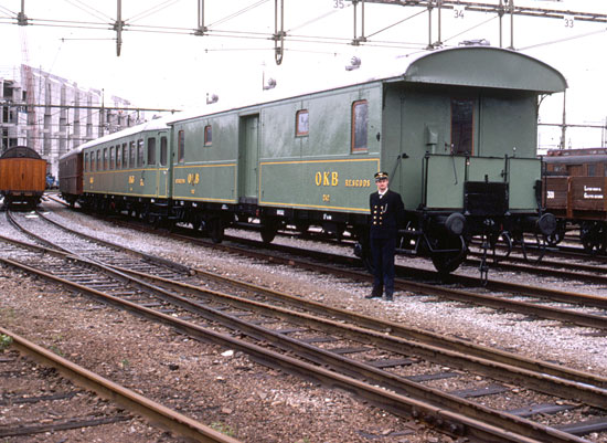 OKB F3 242 i Tomteboda 1981-06-03 med anledning av firandet järnvägen 125 år. Till vänster syns vagnen OKB BCo 58.