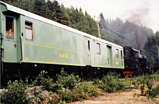 Döda Fallet 1983-07-09. Tjänstetåget från Kälarne till Långsele med H 24 i spetsen har gjort ett tekniskt uppehåll. På bilden syns före detta post- och resgodsvagnen OKB DFo 121.