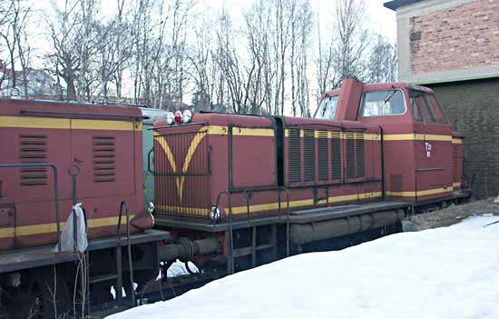 OKBv T 21 nummer 81 framför magasinet i Svartvik.