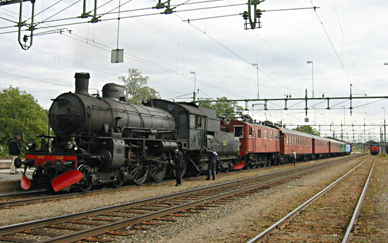 OKBv utflyktståg i Östersund 2004-08-14. SJ B 1287, Du 432, SJ B 12 3307, B8 3163, 3080, OKB BCort 73 samt hjälp-och servicevagnen SJ DFo 25 nr 3096