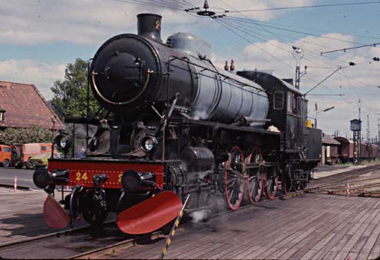 Lokstationen i Sundsvall 1977-05-16. H 24:an på väg ut på sin första provkörning inför höstens stora jubileumsresa på Ostkustbanan.