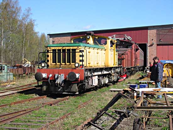 LKAB 1 i Svartvik 2002-05-05. Inväxling uppställningshallen av sovvagnen och Hg-loket