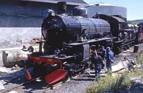 Lokstallet i Svartvik 1991-07-05. B 1287 görs i ordning i för sin premiärresa i OKBv tjänst, resan till Fallens dag.