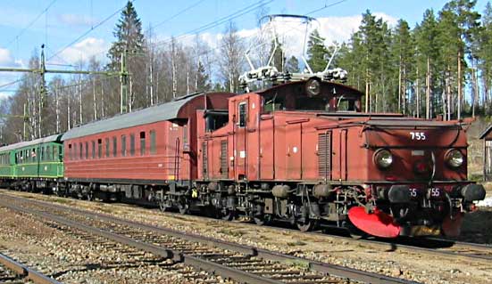 Hällnäs 2002-05-04. OKBv SJ Hg2 755, OKBv sovvagn SJ WL3 4563.